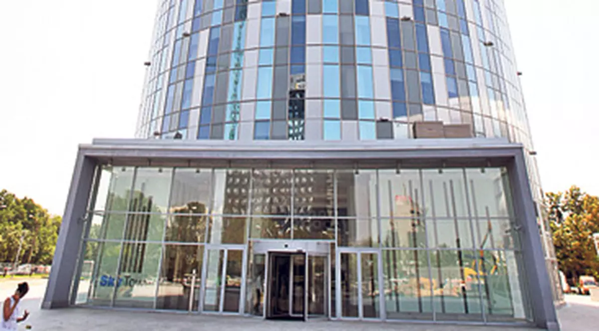 Lucrează agăţat în corzi la 125 de metri