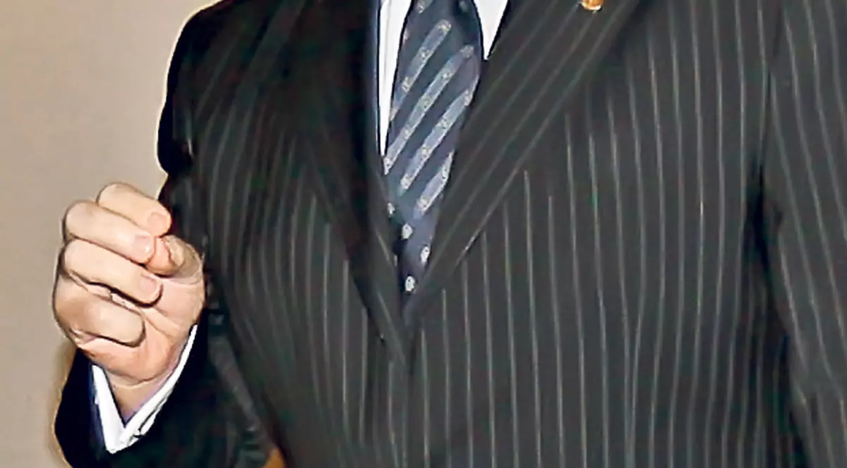 Guvernatorul BNR Mugur Isărescu are în bănci circa 150.000 de euro şi îi ţine în 12 «saci»!