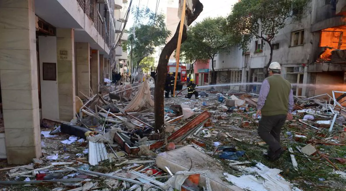 Tragedie în Argentina! Un bloc de locuinţe, devastat de o explozie puternică - FOTO