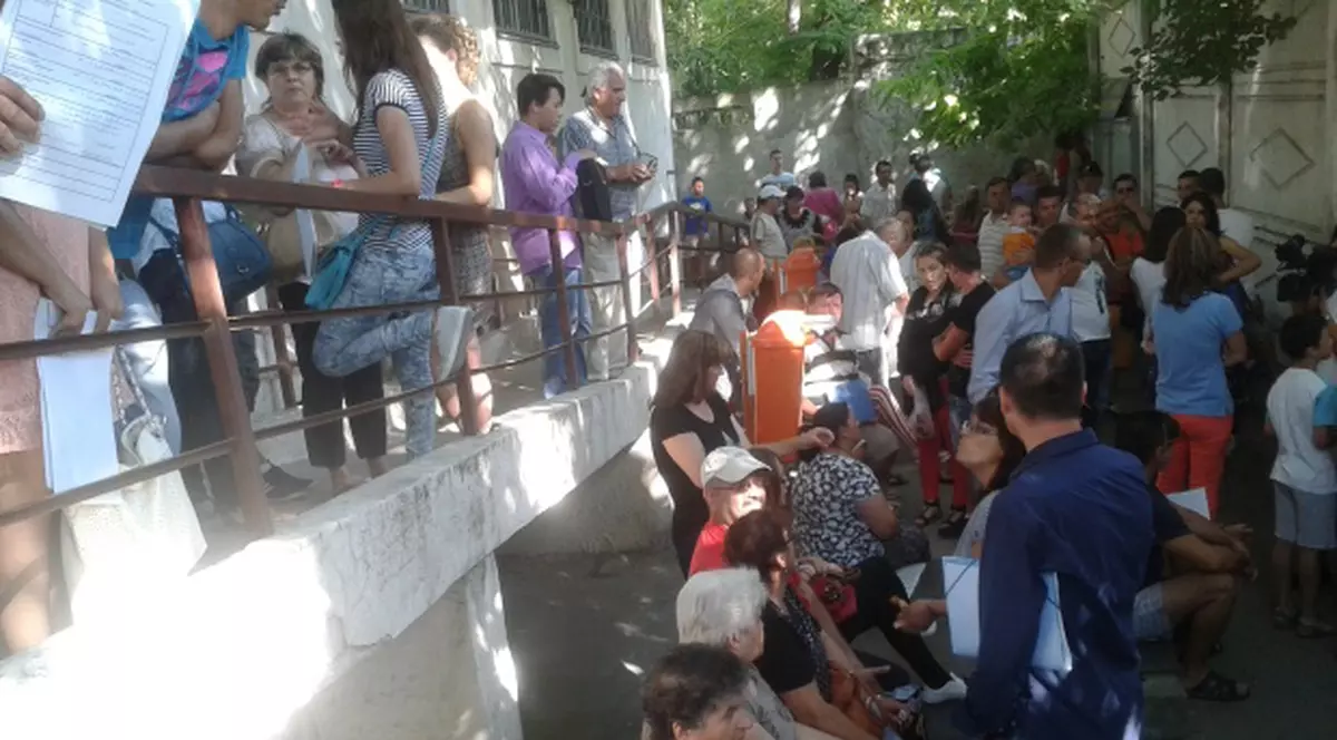 Scandal la Galaţi! S-au călcat în picioare pentru un buletin nou!