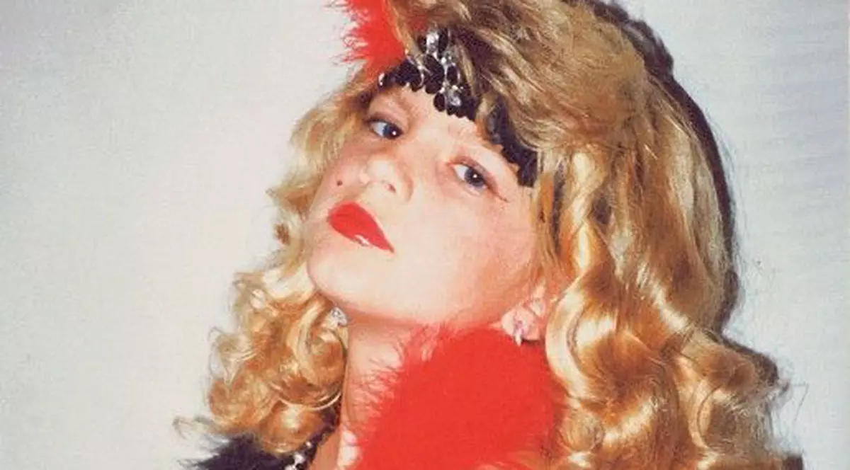 Aşa arăta în copilărie una dintre cele mai cunoscute cântăreţe din lume! O recunoşti? FOTO