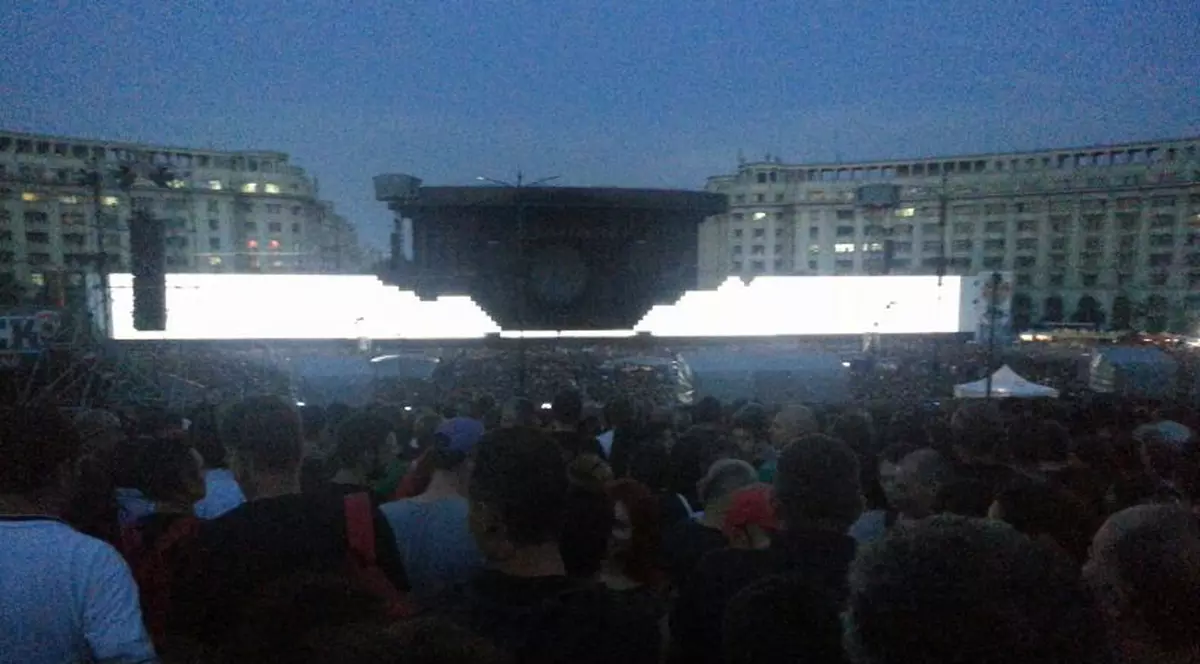 Concertul Roger Waters la Bucureşti: EXPLOZIE DE SUNET ŞI LUMINĂ | FOTO