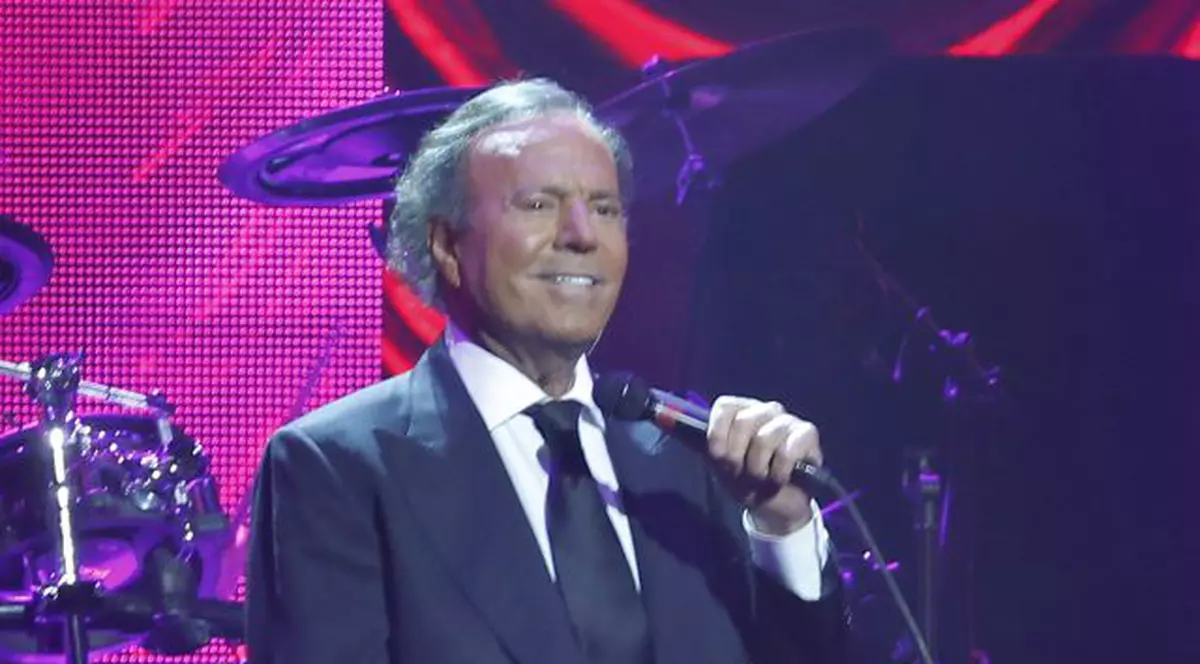Concert de zile mari! Julio Iglesias cântă la Bucureşti cu orchestra proprie