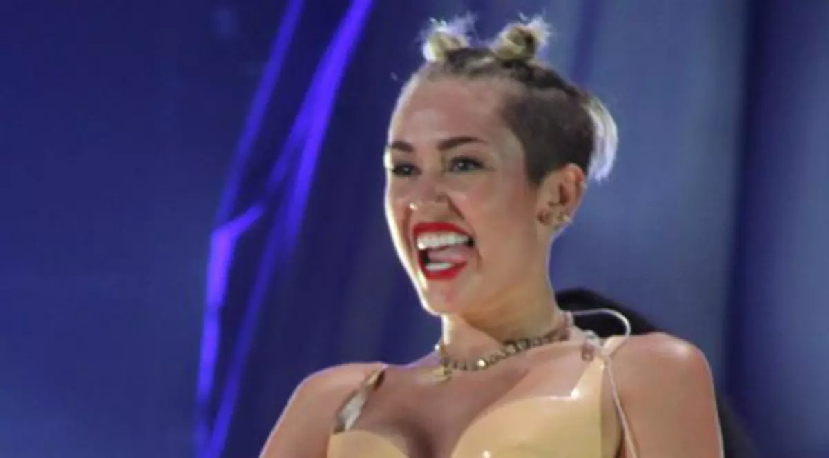S-a dat în spectacol ca nimeni alta, dar logodnicul ei a fost ORIPILAT! Fosta Hanna Montana, PROBLEME ÎN AMOR! VIDEO