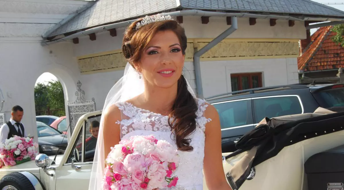 Celia, nuntă de 100.000 de euro cu 300 de invitaţi la un conac de lângă Deva! Artista a venit cu un Bentley decapotabil | FOTO