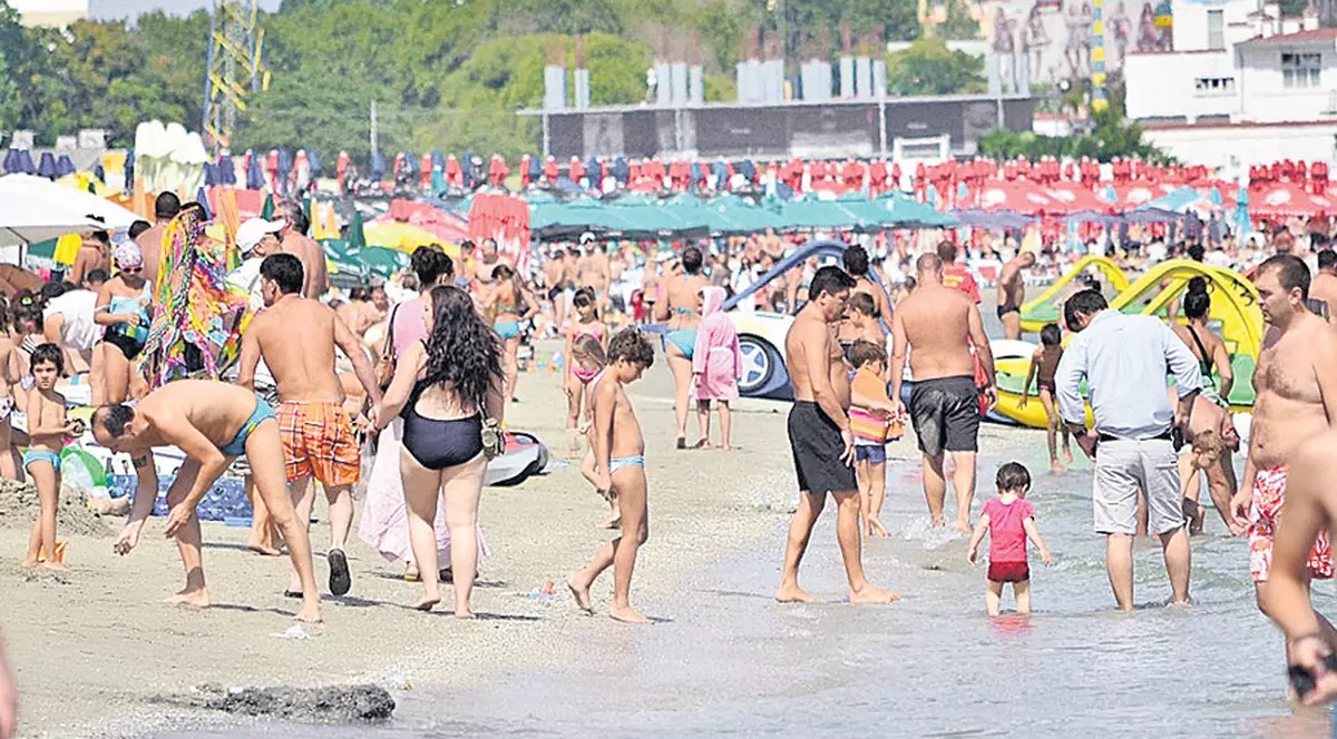 Nu se dau duși de la mare! Turiștii s-au înghesuit pe plajă în ultimul weekend de vară