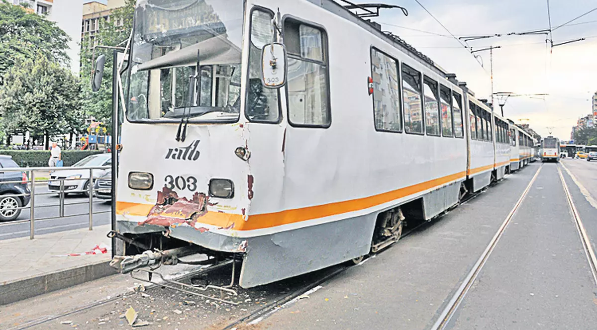Accident cu 6 răniţi uşor | Tramvaiele s-au ciocnit din cauza asfaltului?