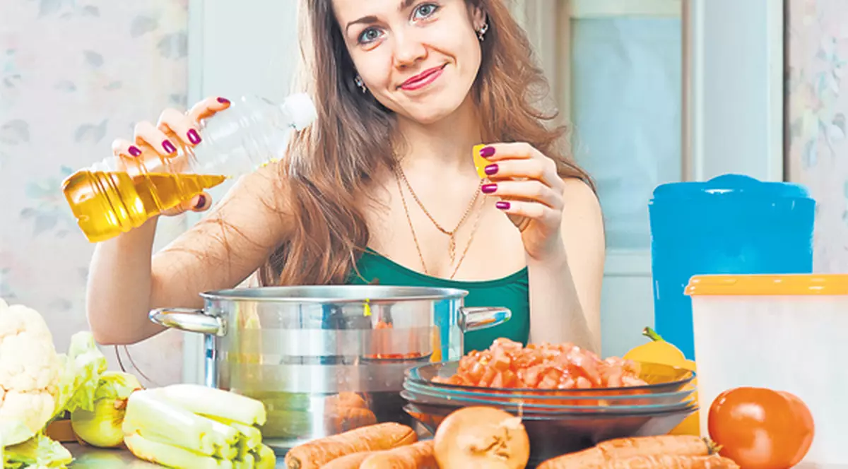 Mici trucuri ca să nu mai arunci mâncarea | Ţine uleiul la întuneric, să nu se râncezească