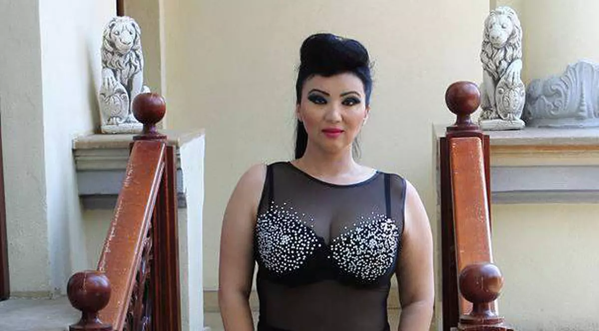 "Adriana Bahmuţeanu ESTE CÂT UN MUNTE"! Vezi CINE are CURAJUL să o CRITICE ATÂT DE DUR pe soţia lui Prigoană!