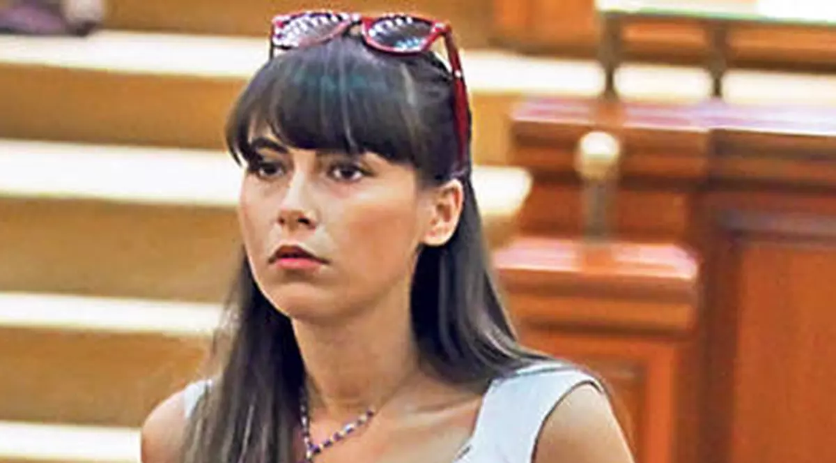 Protejata lui Dragnea e albinuţa Parlamentului! Cătălina Ştefănescu a făcut mai multe propuneri legislative decât aleşii cu state vechi