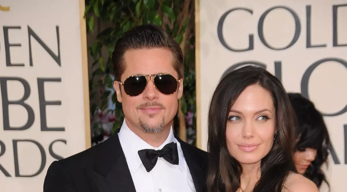 Angelina Jolie şi Brad Pitt sunt părinţi generoşi! I-au făcut cadou lui Maddox o chitară de 6.000$!