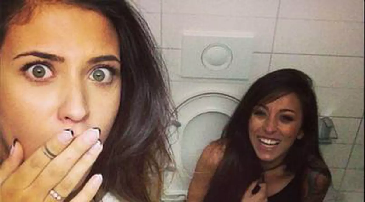 AM VĂZUT-O STÂND PE WC, dar ce urmează e şi mai şi! RUBY mimează că SE UŞUREAZĂ CA UN BĂIAT FOTO INEDIT