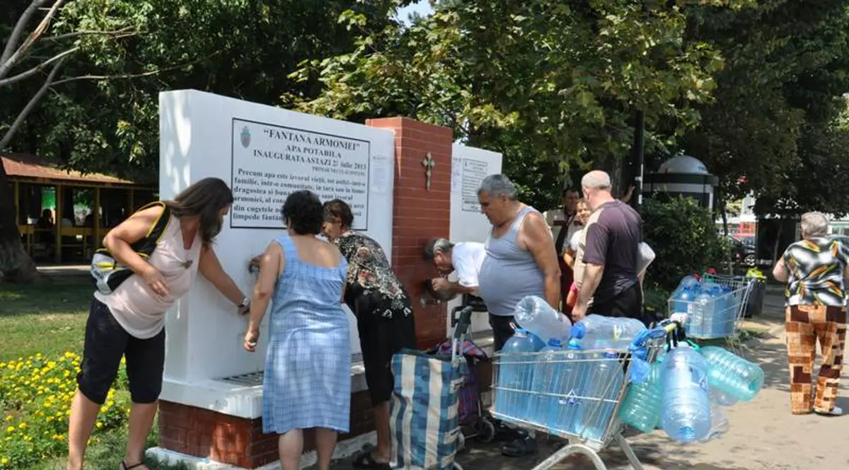 Nu cu un bidon, nici cu două. AŞA iau bucureştenii APĂ de la fântână!