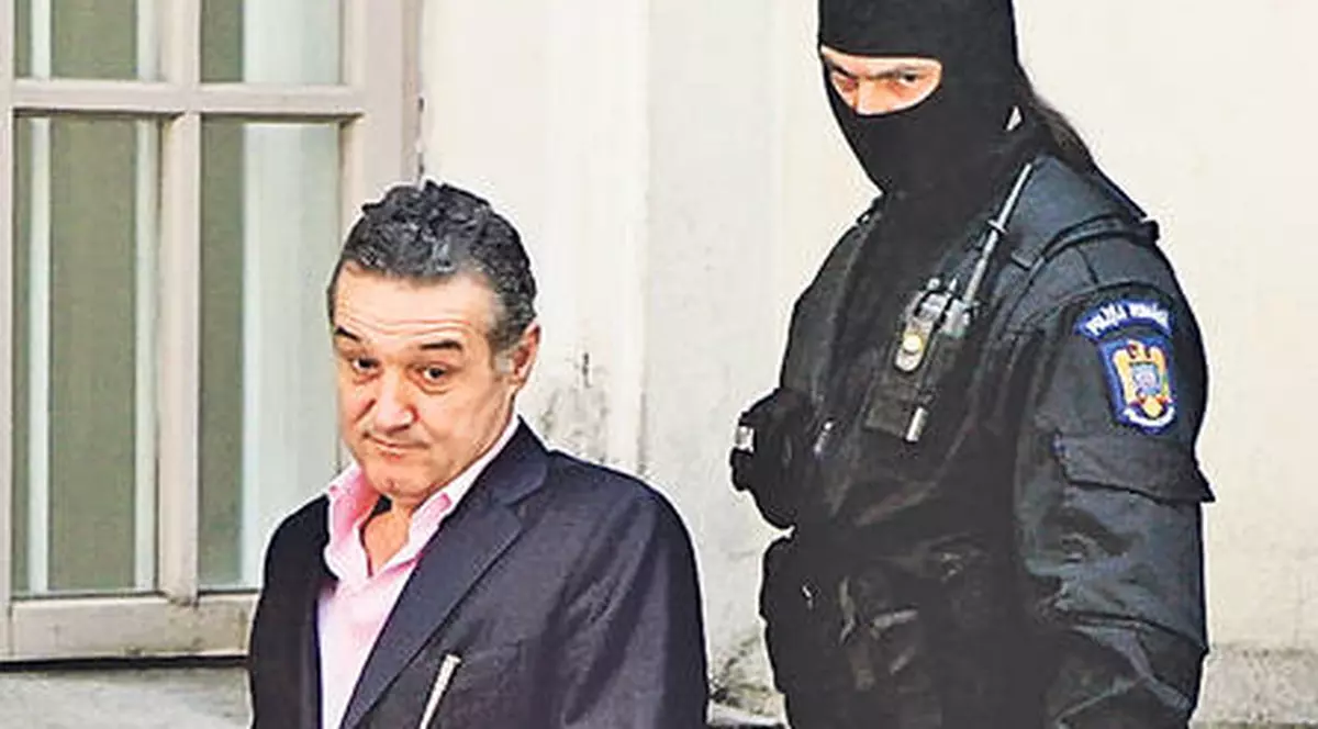 FOTO EXCLUSIV | GIGI va fi DOCTOR ÎN DREPT! Vezi de la cine învaţă în puşcărie totul despre legile din România