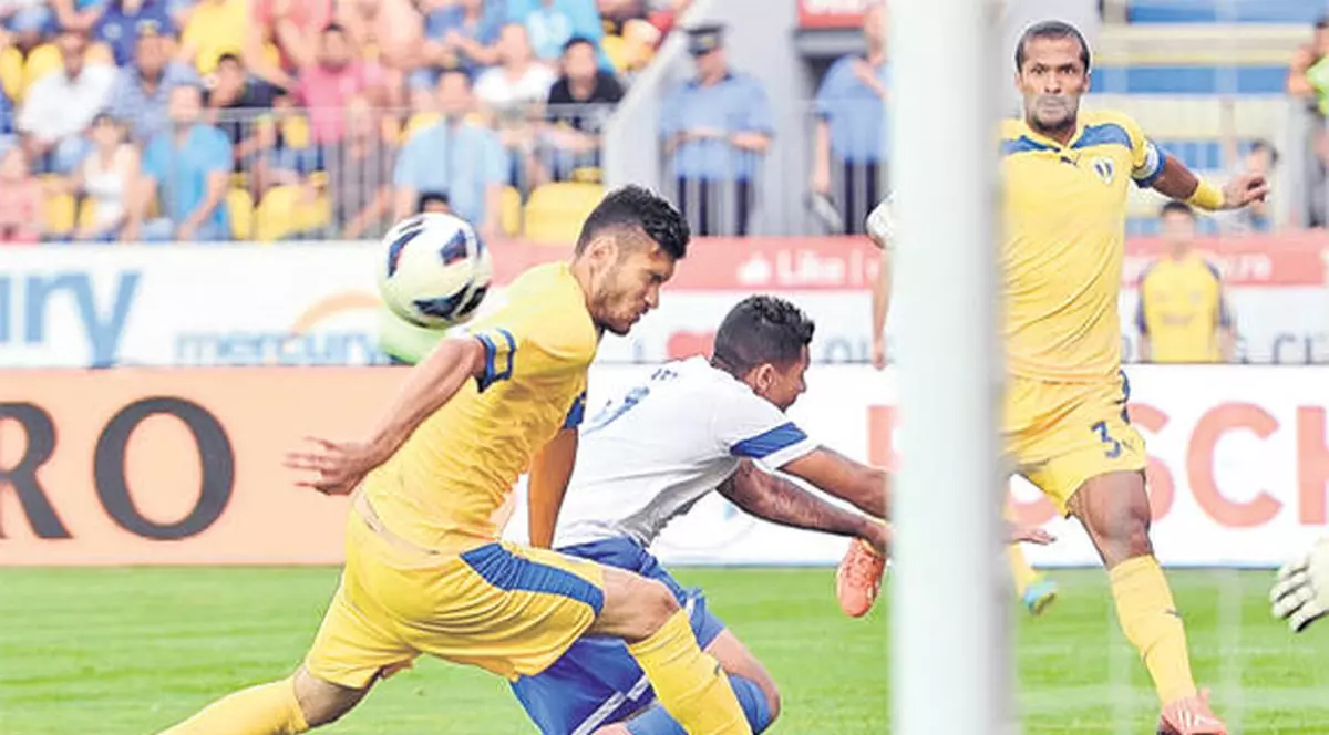 Cosmin Contra s-a plâns aseară că Petrolul nu a putut câştiga meciul cu Vitesse din pricina arbitrajului