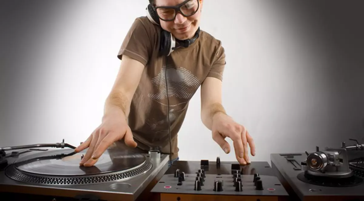 DJ români, treceţi la platane! Începe Campionatul Mondial 