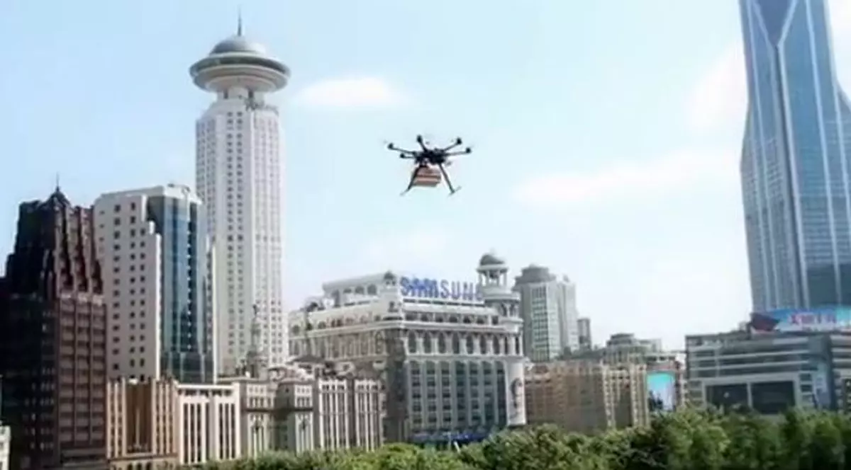 Chinezii interzic dronele care... livrează prăjituri la domiciliu - VIDEO