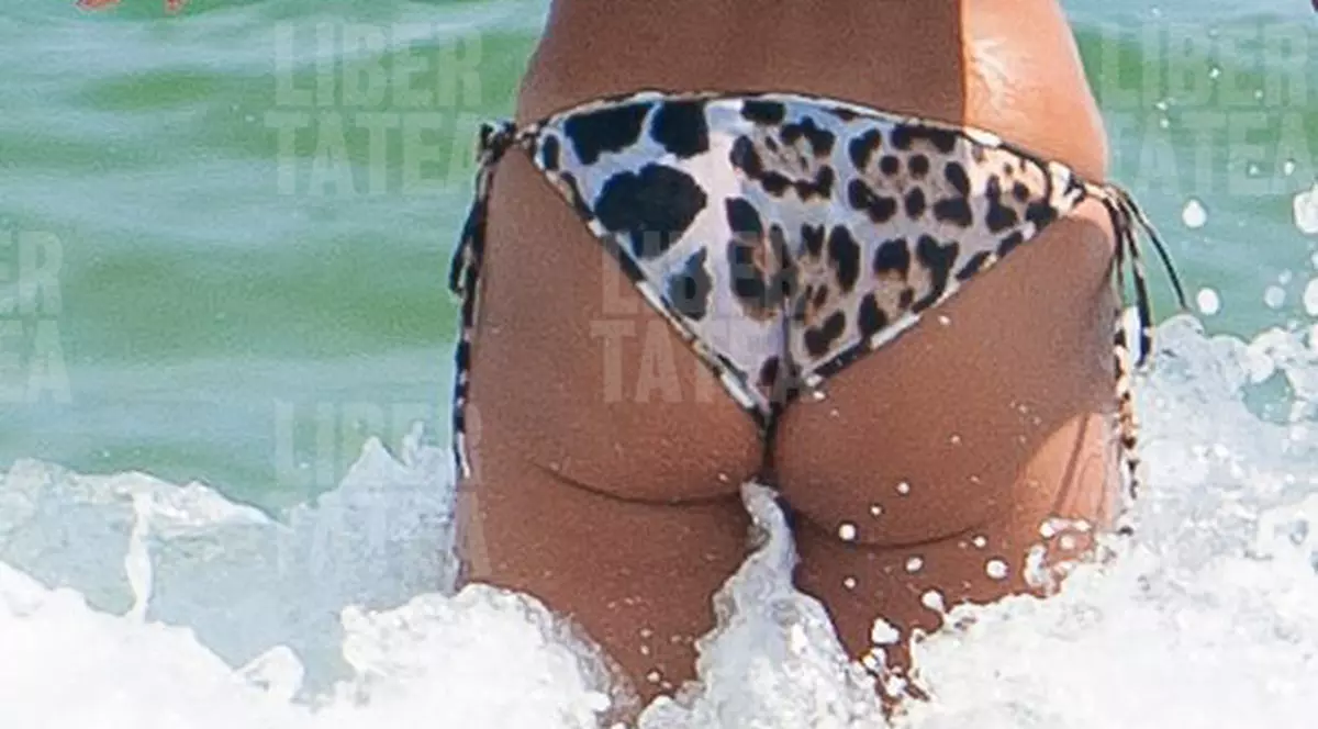 FOTO SENZAŢIONAL! Cu cine se "ZBENGUIE" Elena Udrea în valurile mării? Uite CE BINE ARATĂ ÎN COSTUM DE BAIE!