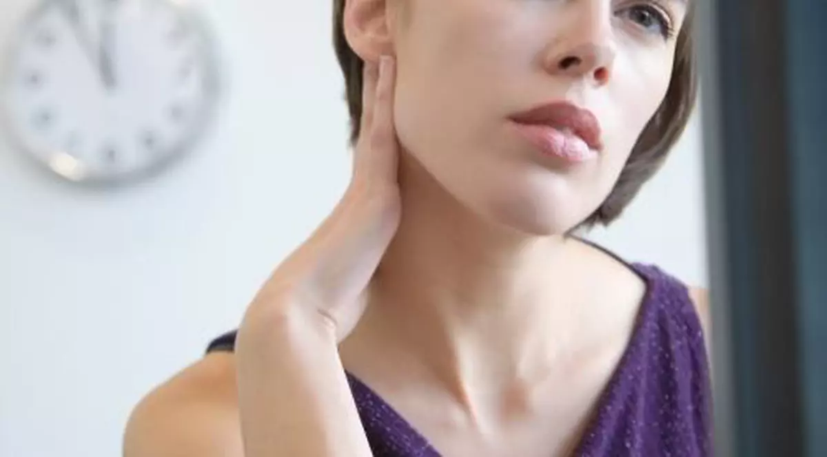 Cosmetică: Învaţă să previi ridurile de pe gât