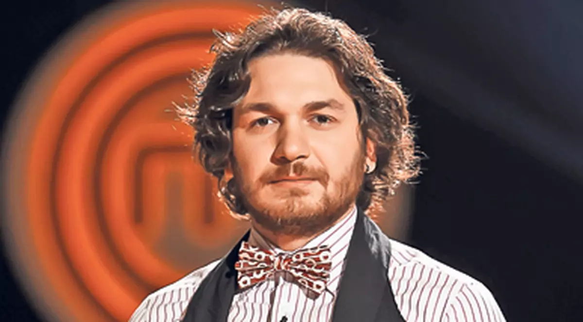 DE NERECUNOSCUT! Iată cum s-a "CAMUFLAT" Chef Florin Dumitrescu pe plajă! FOTO