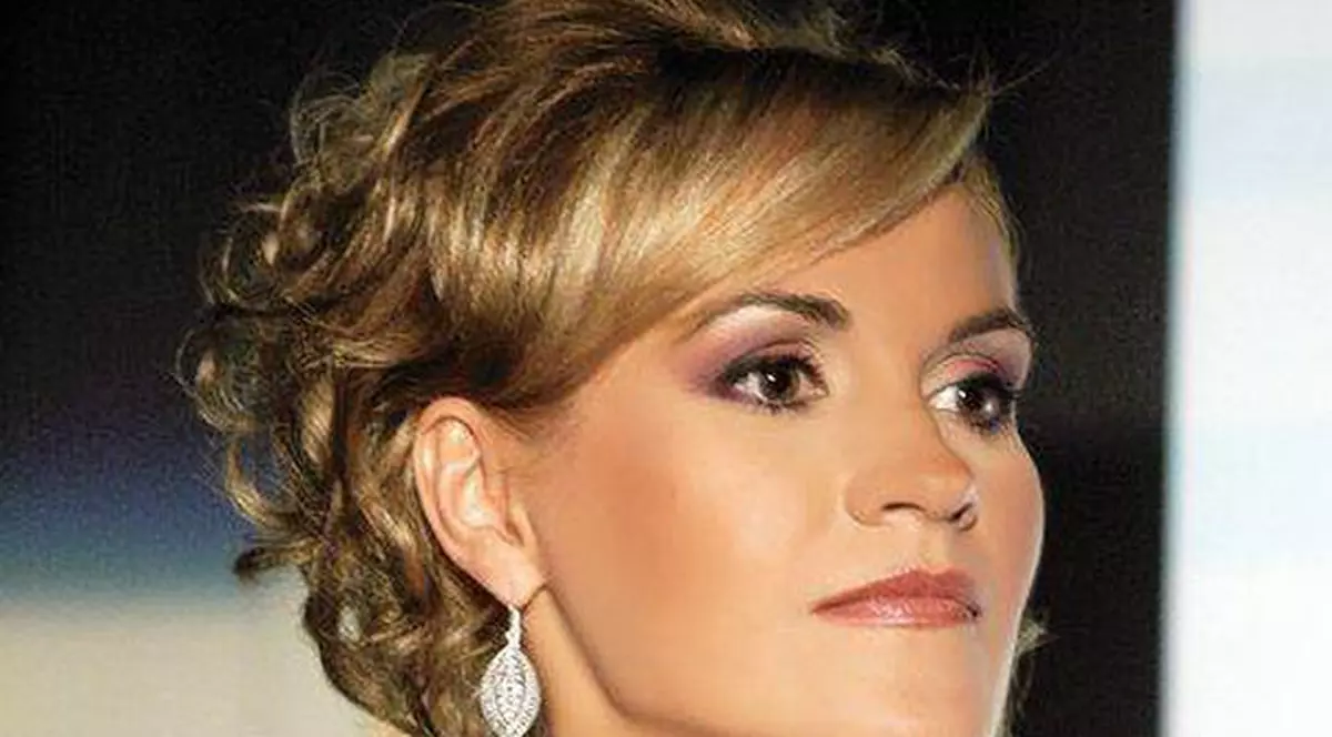 Cine e bărbatul care ÎŞI PERMITE SĂ O URECHEZE pe Gabriela Vrânceanu Firea! | FOTO