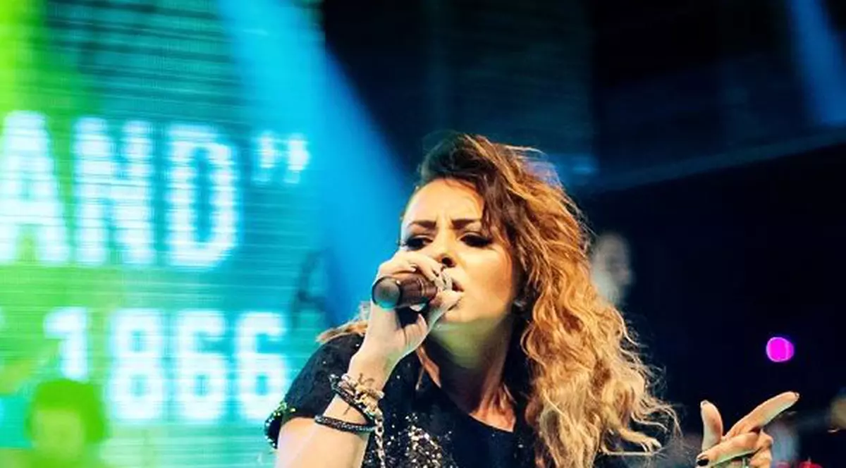 Giulia şi-a schimbat look-ul de 5 ori în 2 ani! Cum îi stă mai bine?