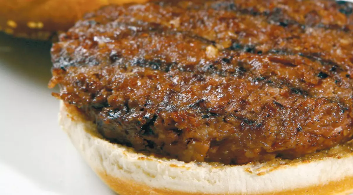 Seamănă, dar nu răsare! Ce gust are primul hamburger cu carne artificială - VIDEO