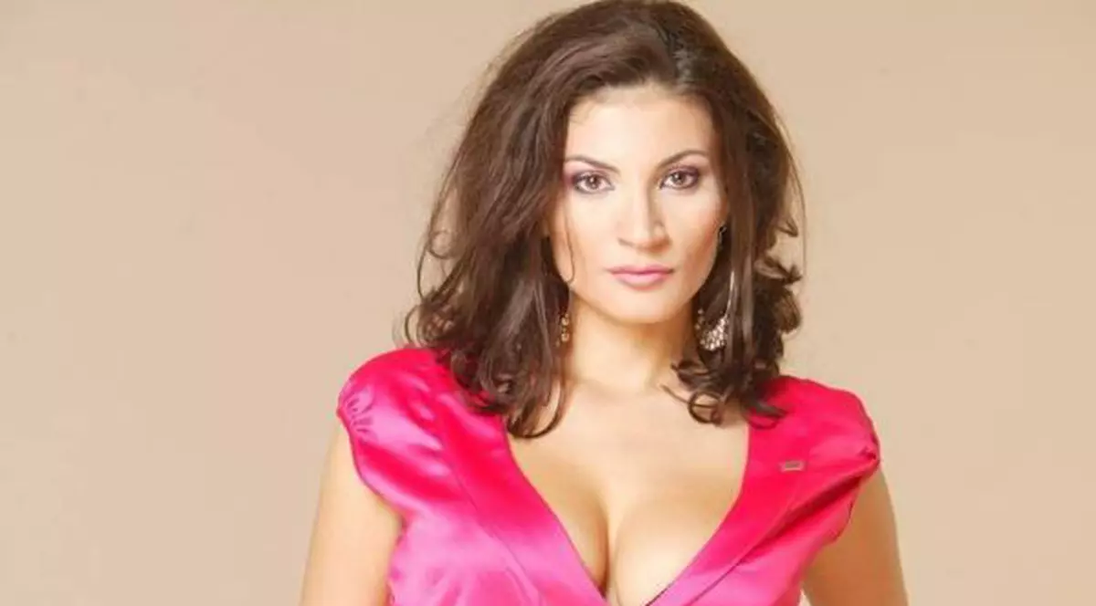 Ioana Ginghină, o vedetă fără fiţe! Uite-o cum TREBĂLUIEŞTE PRIN CASĂ! 