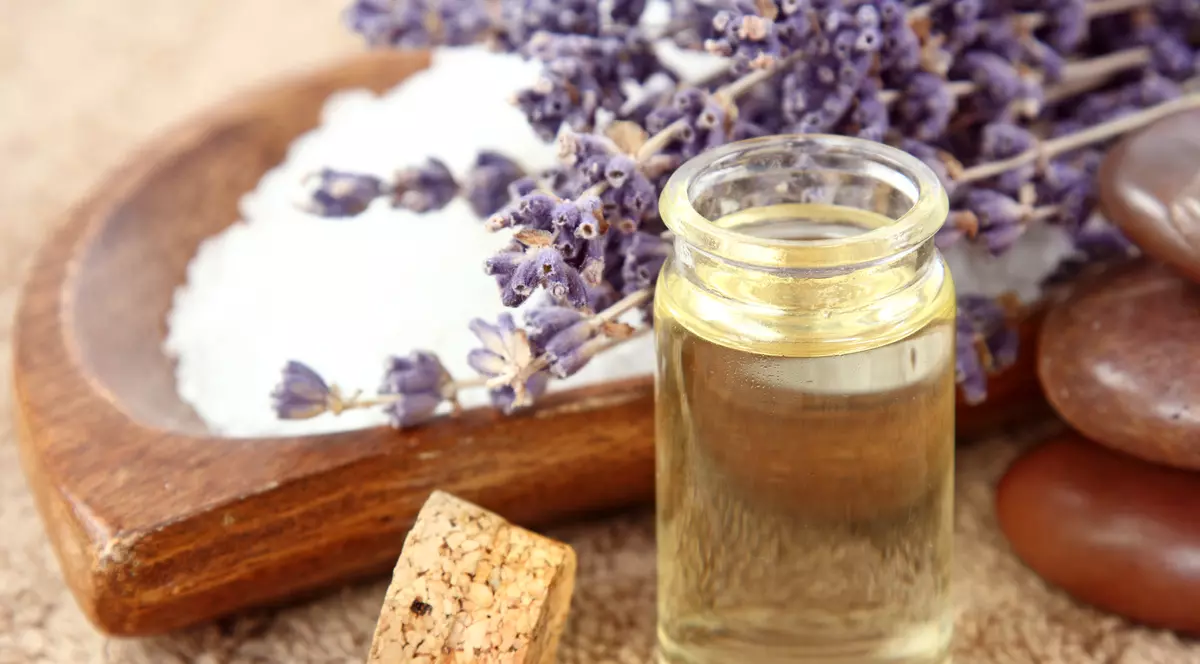 Scapă de mirosul neplăcut al picioarelor cu ulei de levănţică