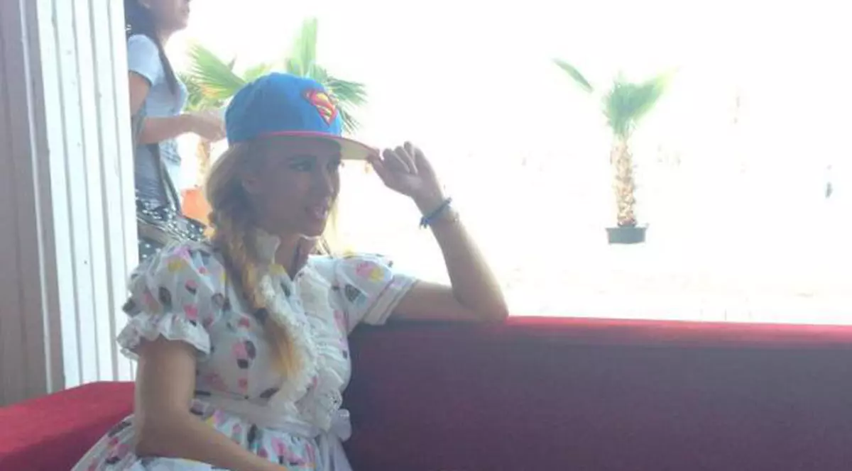 Cu ce bărbat s-a îmbrăţişat LORA în miez de noapte! | FOTO