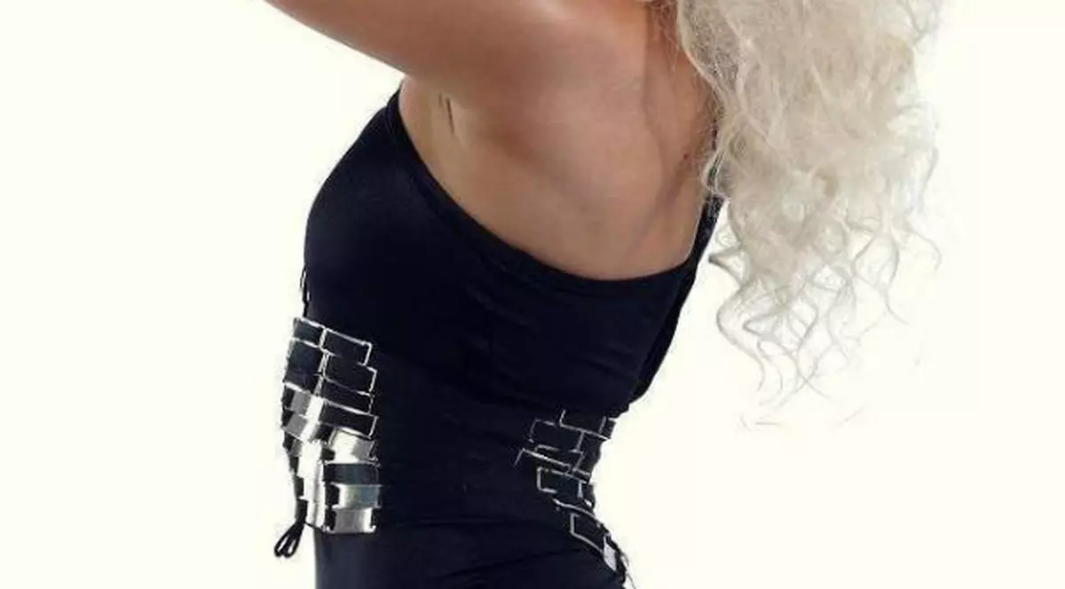 Lora, aşa cum nu ai mai văzut-o! EXERSEAZĂ PENTRU ROLUL DE MĂMICĂ ŞI CE BINE O PRINDE! | FOTO