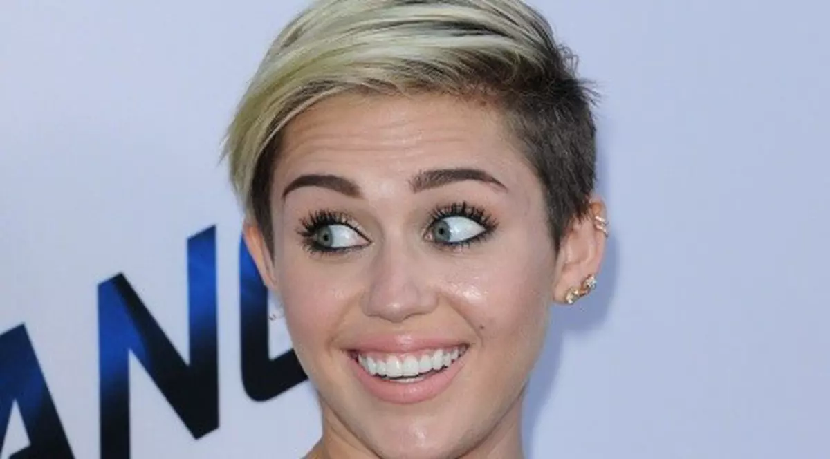 Miley Cyrus într-o rochie din piele foarte chic. Îţi place?