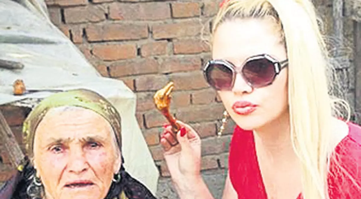 Oana Lis înfulecă gheare de pui!