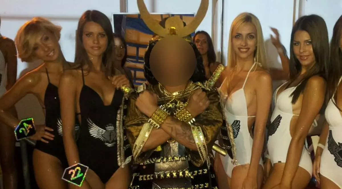 A SLĂBIT, trăgând de fiare, CA SĂ ÎMBRACE COSTUMUL DE SAMURAI AL LUI MAZĂRE! Uite despre cine este vorba | FOTO ÎN ARTICOL