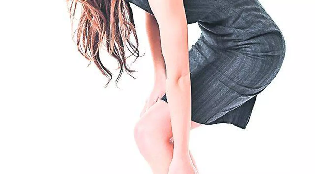 La finalul unei zile de muncă ai dureri de gambe? Compresele cu argilă alungă senzaţia de picioare grele