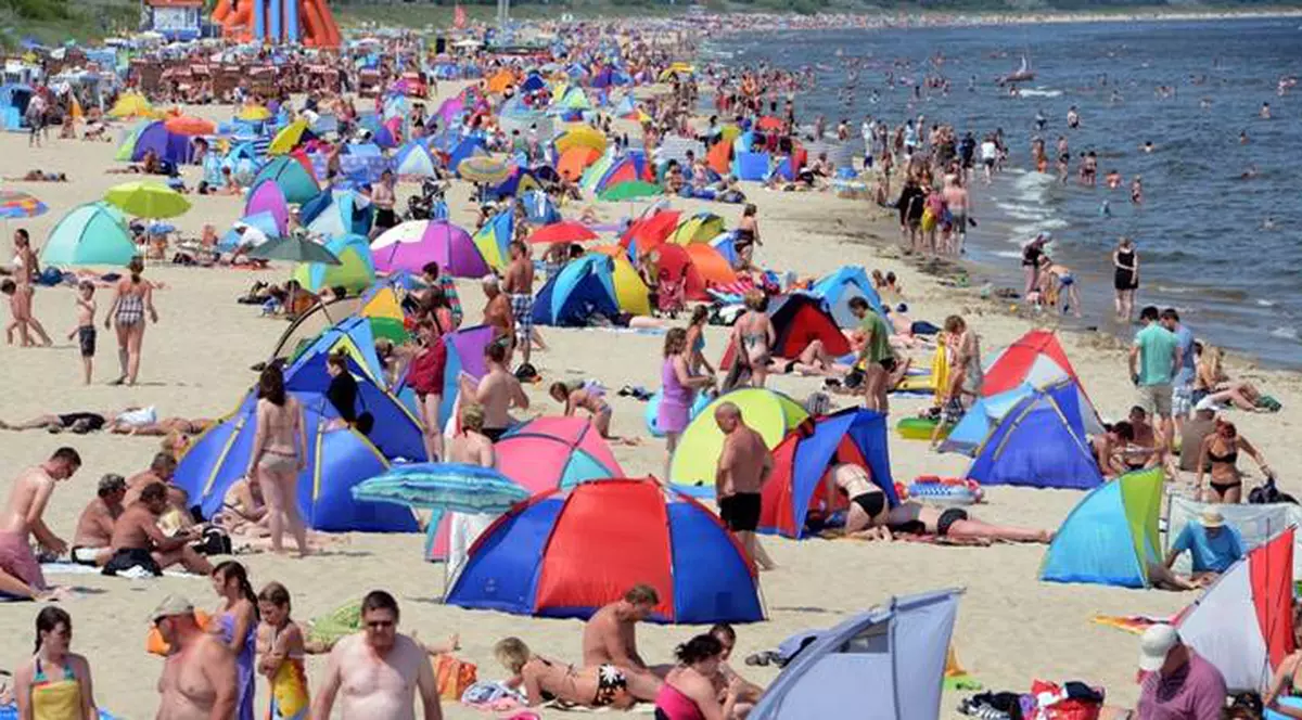 ŞOC, GROAZĂ, PANICĂ şi RĂNIŢI! Un bărbat a intrat cu maşina în mulţimea adunată la relaxare pe o plajă