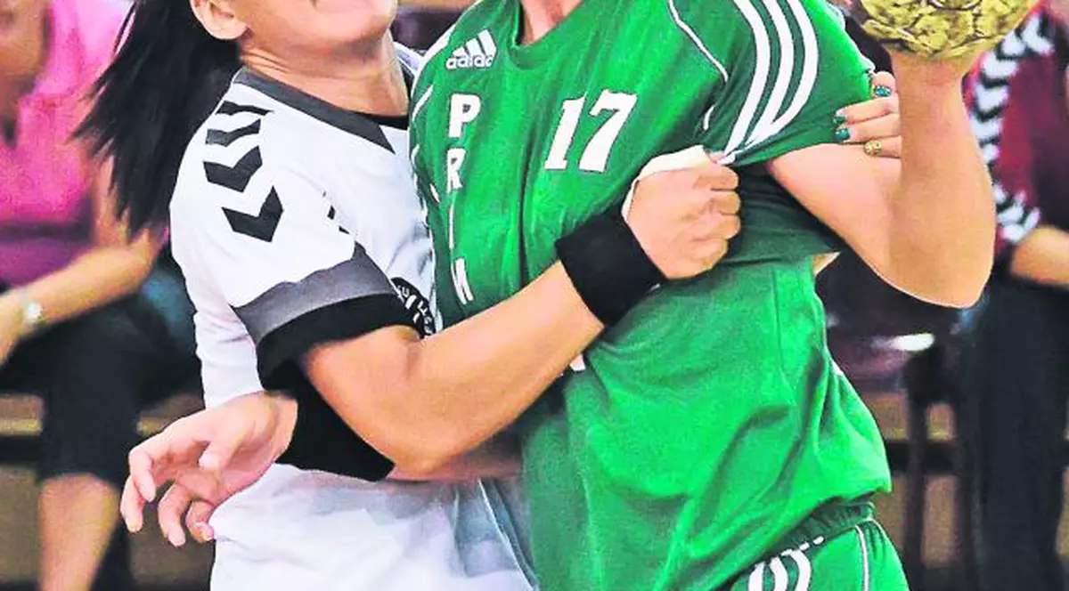 Adriana Popescu, care joacă rugby în 7 pentru România şi handbal la Ştiinţa Bucureşti, explică de ce practică două sporturi: «Îmi place contactul fizic!»