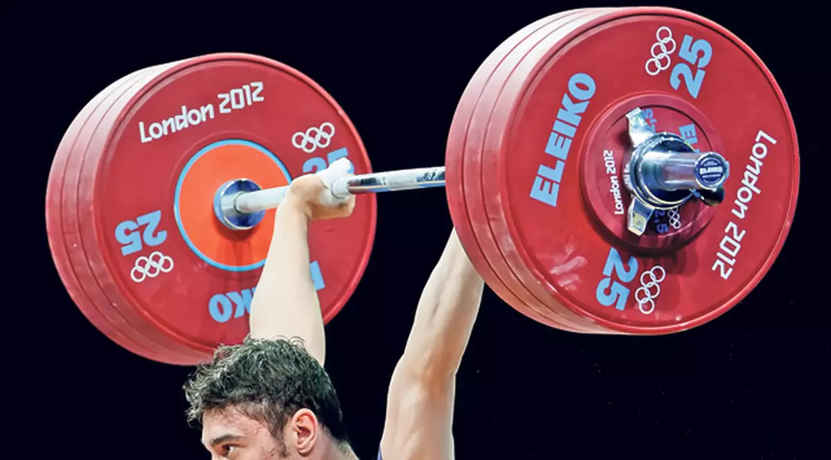 Dovadă de prostie sau de inconştienţă? Halterofilul Răzvan Martin, medaliat cu bronz la Olimpiada de anul trecut, a fost prins dopat la Europenele din aprilie