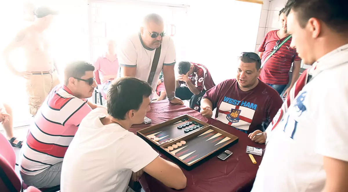 Liviu Ungureanu, liderul galeriei Rapidului, şi ceilalţi fani intraţi în greva foamei pe stadionul Giuleşti sunt hotărâţi: «Mergem până la capăt» | FOTO