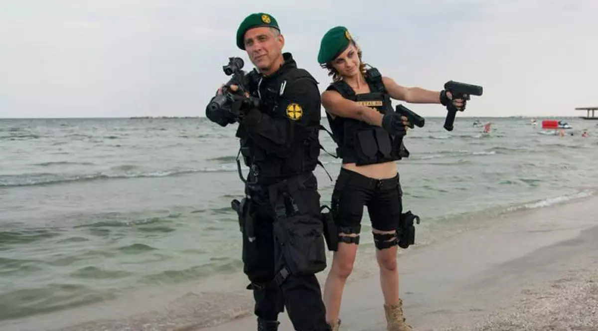 Păzea! Tată şi fiică, înarmaţi la malul mării!