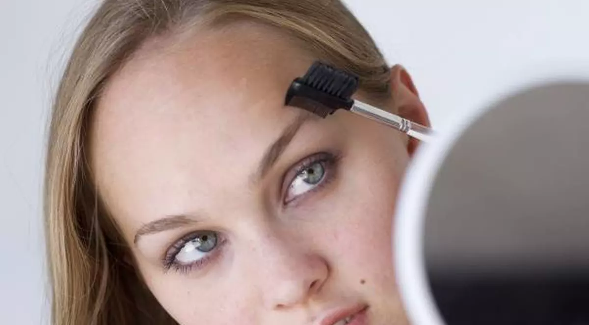 Îngrijeşte-ţi genele şi sprâncenele cu ulei de ricin