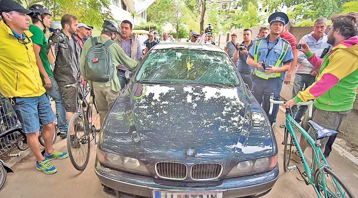 Scandalul dintre biciclişti şi şoferul care a intrat peste ei în timp ce protestau s-a lăsat cu dosare penale | FOTO