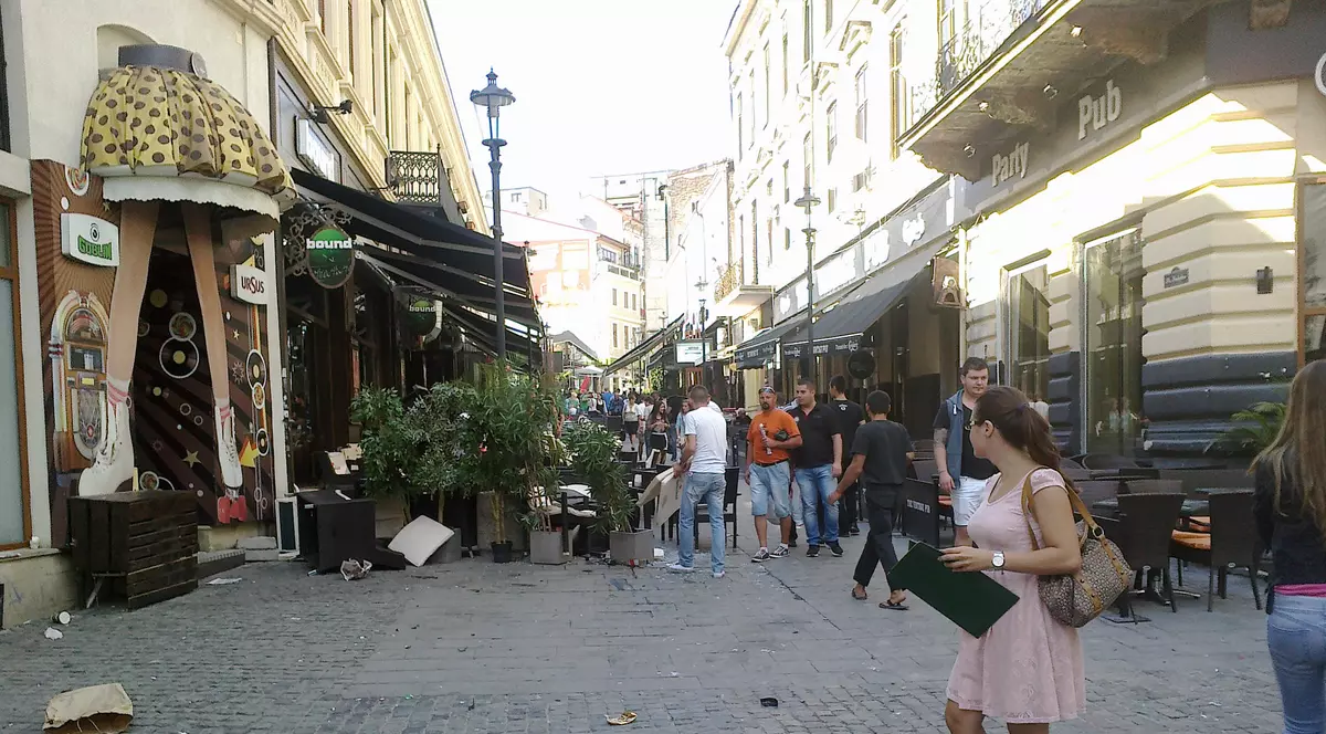 CENTRUL VECHI DISTRUS DE UNGURI! Suporterii maghiari au lăsat haos în urma lor