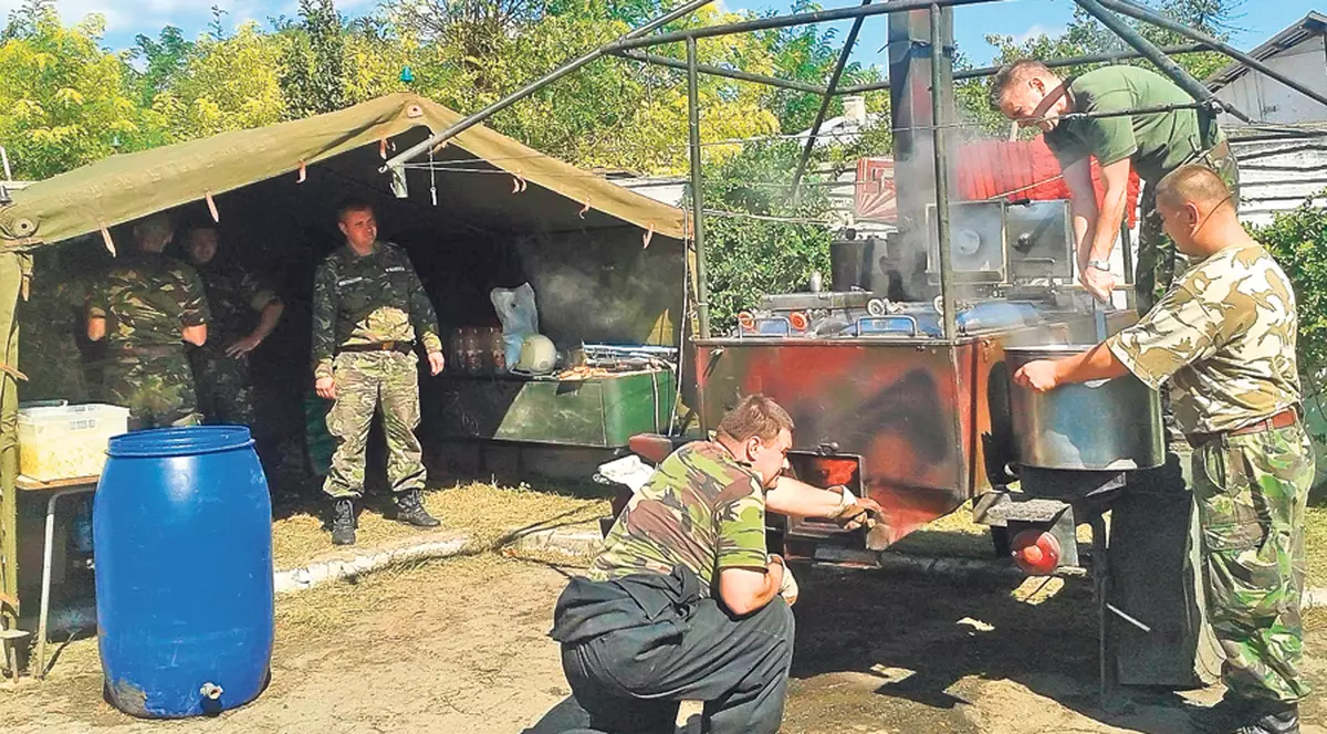 Militarii gătesc pentru sinistraţi! Angajaţi ai armatei s-au mobilizat ca să-i ajute pe oamenii din localităţile gălăţene măturate de viituri | FOTO