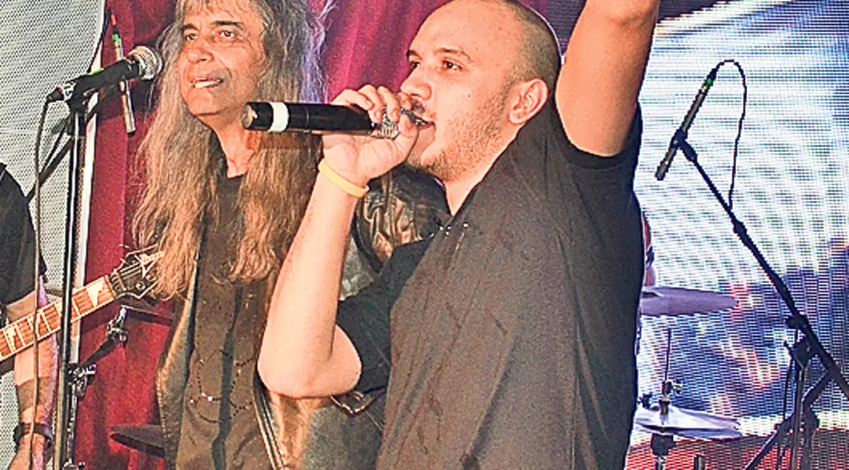 Minculescu, scos de pe scenă cu ajutorul bodyguarzilor!