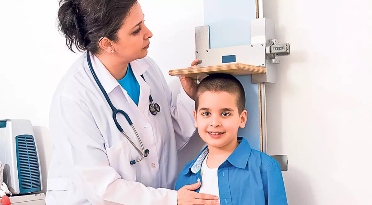 Creşterea bruscă duce la scolioză! Dacă ai observat că puştiul tău s-a înălţat dintr-odată, trebuie să mergi cu el la medic