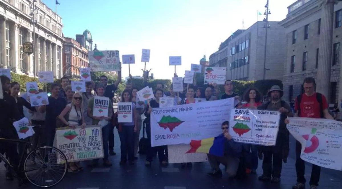 Românii din Irlanda au ieşit în stradă. Dublin, cuprins de valul de proteste anti-Roşia Montană
