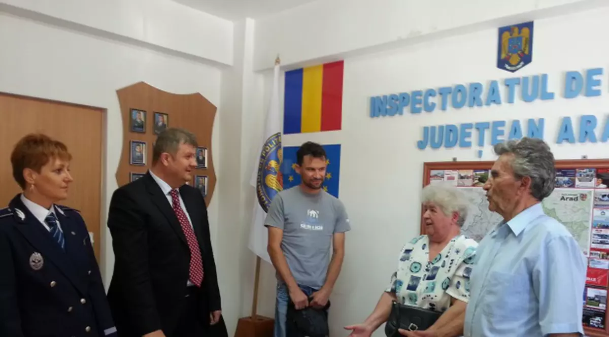 Doi bătrâni din Arad au dus la Poliţie 1.200 de euro găsiţi pe stradă
