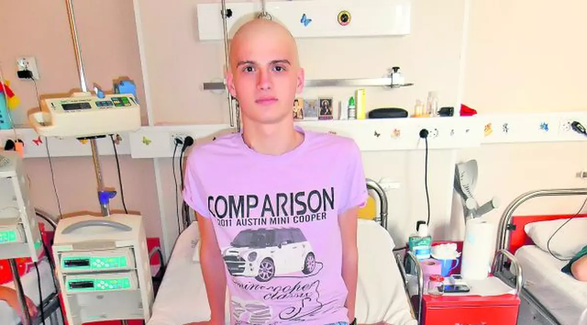 Andrei are nevoie de o endoproteză! Adolescentului cu cancer osos trebuie să i se înlocuiască rotula