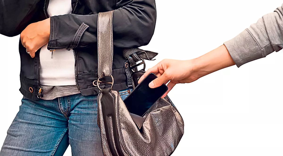 Atenţie la hoţii cu părul alb! Bătrâneii ne fac la buzunare în autobuze